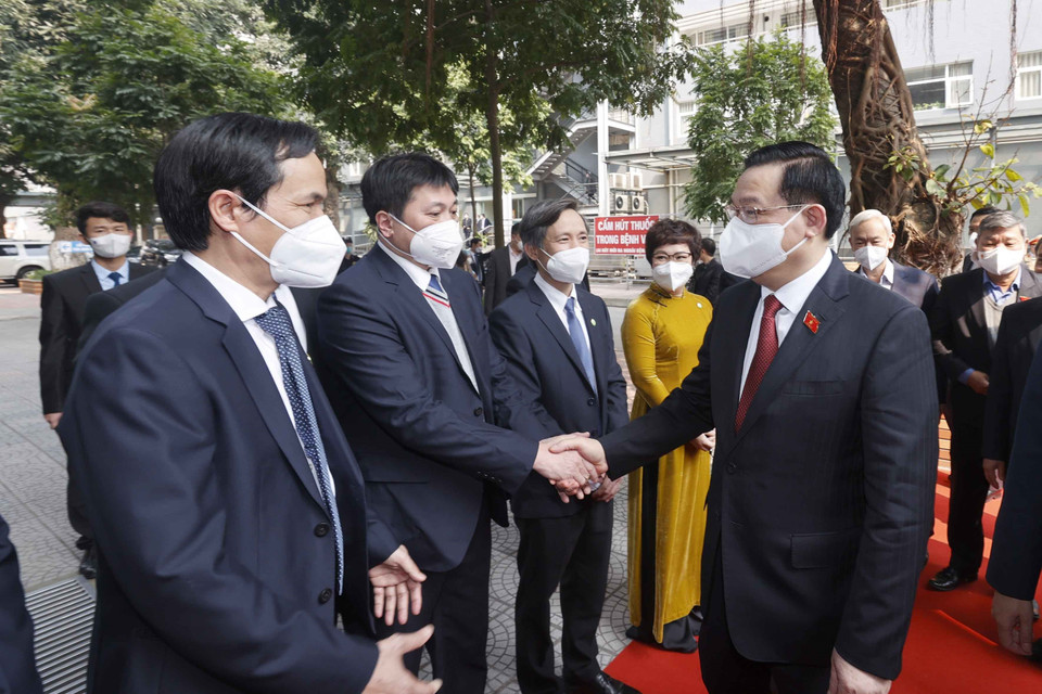 Chiều 25/2, tại Hà Nội, Ủy viên Bộ Chính trị, Chủ tịch Quốc hội đến thăm, chúc mừng Bệnh viện Hữu nghị Việt Đức nhân dịp Kỷ niệm 67 năm Ngày thầy thuốc Việt Nam. Ảnh: Doãn Tấn/TTXVN)