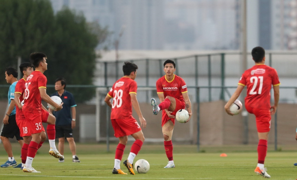 Các cầu thủ dự bị và không thi đấu ở trận Indonesia tập riêng ở phần sân trung tâm. (Ảnh: Hoàng Linh/TTXVN)