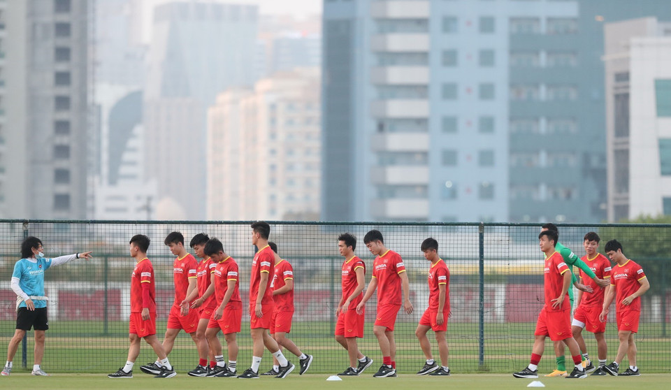 Các cầu thủ đá chính di chuyển sang phần sân bên cạnh để tập thả lỏng. (Ảnh: Hoàng Linh/TTXVN)