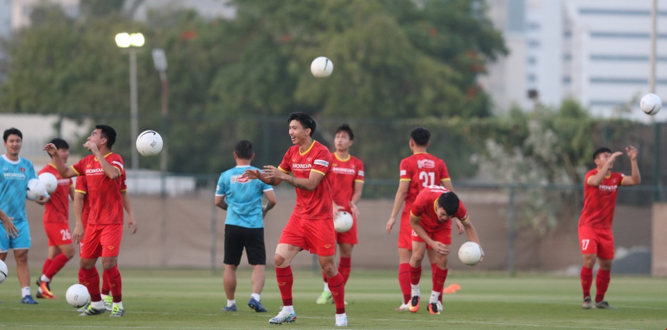 Các cầu thủ dự bị và không thi đấu ở trận Indonesia tập riêng ở phần sân trung tâm. (Ảnh: Hoàng Linh/TTXVN)