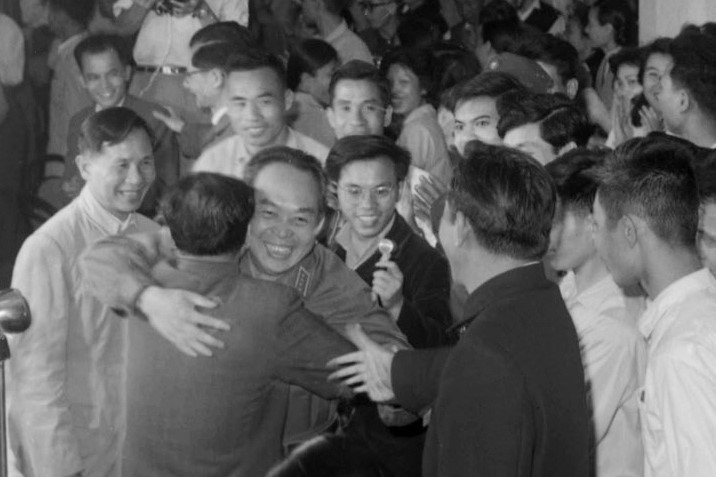 Đại tướng Võ Nguyên Giáp và các Anh hùng Lao động, Anh hùng Quân đội, Chiến sỹ thi đua và lao động Thủ đô, tại buổi họp mặt thân mật chào mừng Ngày chiến thắng 30/4 và kỷ niệm Ngày Quốc lế lao động, ngày 30/4/1968. (Ảnh: Ngọc Khanh/TTXVN)