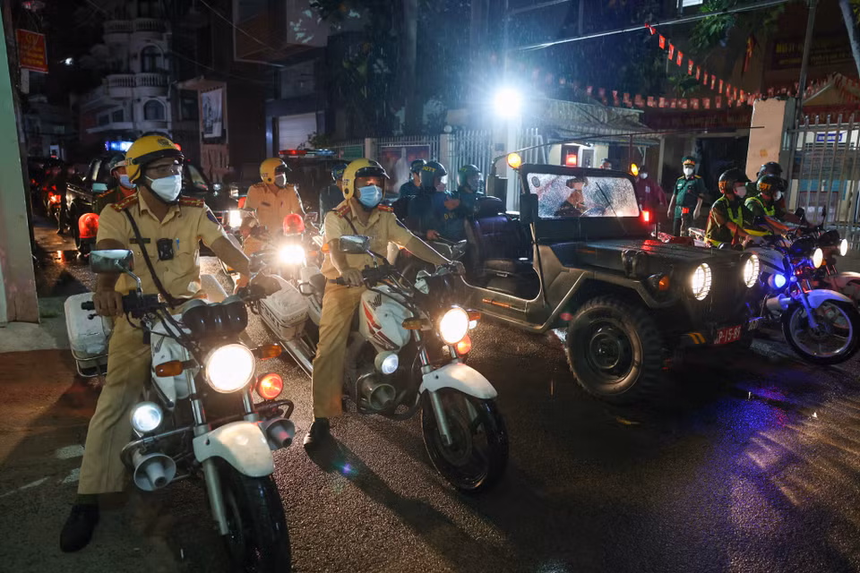 Lực lượng chức năng Thành phố tiếp tục kiểm tra, kiểm soát chặt chẽ việc đi lại của người dân, chỉ những trường hợp được phép theo quy định mới được lưu thông. (Ảnh: Ngô Trần Hải An/Vietnam+)