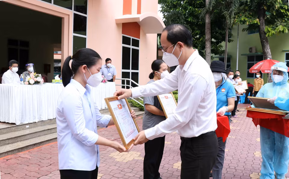 Phó Bí thư Thành ủy Thành phố Hồ Chí Minh Nguyễn Hồ Hải trao giấy biểu dương tri ân các tình nguyện viên tôn giáo đã hoàn thành nhiệm vụ. (Ảnh: Xuân Khu/TTXVN)