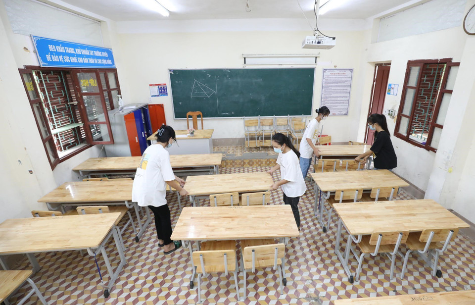 Học sinh Trường Trung học Phổ thông Dân tộc nội trú tỉnh Lạng Sơn kê lại bàn ghế trong các lớp chuẩn bị đón năm học mới. (Ảnh: Anh Tuấn/TTXVN)