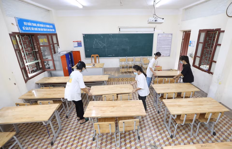 Học sinh Trường Trung học Phổ thông Dân tộc nội trú tỉnh Lạng Sơn kê lại bàn ghế trong các lớp chuẩn bị đón năm học mới. (Ảnh: Anh Tuấn/TTXVN)