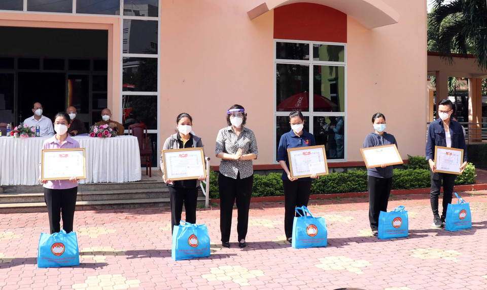 Bà Tô Thị Bích Châu, Chủ tịch Ủy ban Mặt trận Tổ quốc Việt Nam Thành phố trao giấy biểu dương, tặng quà tri ân các tình nguyện viên tôn giáo đã hoàn thành nhiệm vụ. (Ảnh: Xuân Khu/TTXVN)