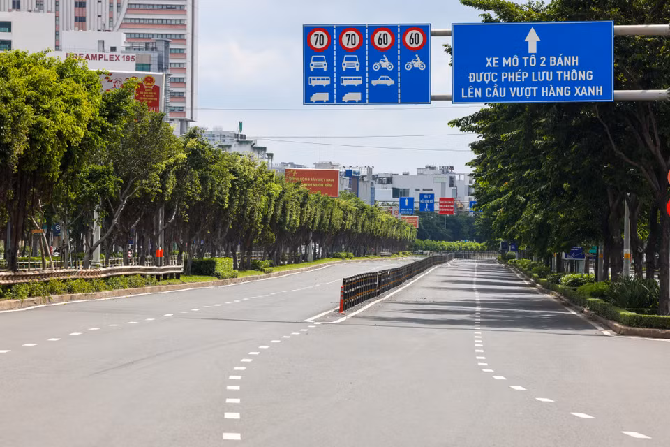 Từ 0 giờ ngày 23/8/2021, Thành phố Hồ Chí Minh thực hiện triệt để giãn cách xã hội để phòng chống dịch COVID-19 theo nguyên tắc người dân không ra khỏi nhà, ai ở đâu thì ở đó. (Ảnh: Ngô Trần Hải An/Vietnam+)