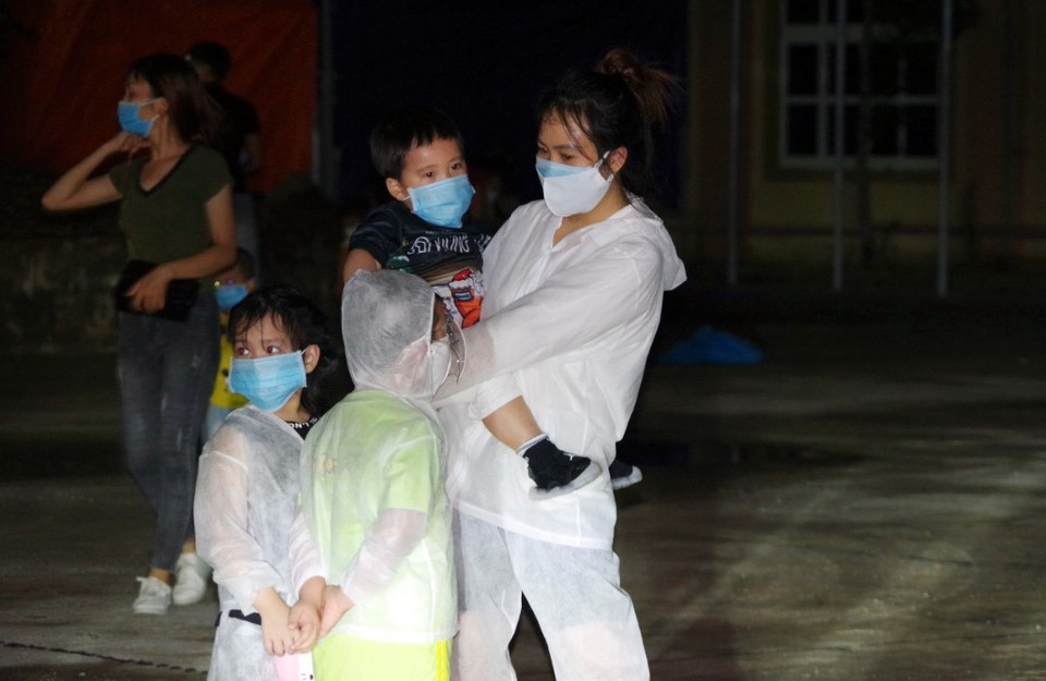 Phụ nữ và trẻ em chờ lấy xét nghiệm, sàng lọc tại điểm cách ly tập trung trường Cao đẳng Nghề Hà Nam. (Ảnh: Đại Nghĩa/TTXVN)