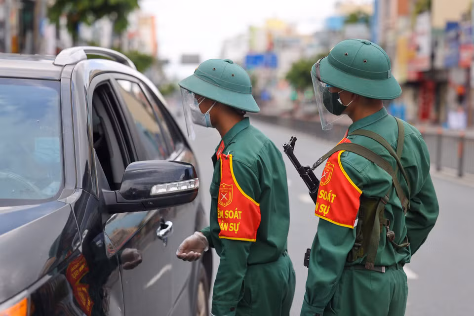 Nếu phát hiện vi phạm, lực lượng quân sự trao đổi với lực lượng công an về việc lập biên bản xử lý. (Ảnh: Ngô Trần Hải An/Vietnam+)