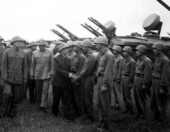 Ngày 16/10/1974, Đại tướng Võ Nguyên Giáp đến thăm cán bộ, chiến sỹ Quân đoàn 1-Binh đoàn Quyết Thắng. (Ảnh: Hoàng Thiểm/TTXVN)