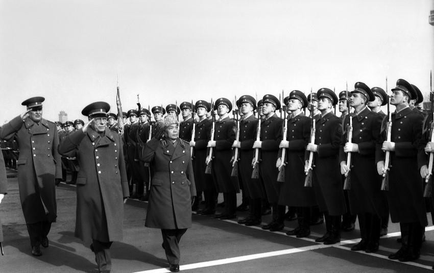 Đại tướng Võ Nguyên Giáp, Ủy viên Bộ Chính trị, Phó Thủ tướng kiêm Bộ trưởng Bộ Quốc phòng và Nguyên soái Ustinov duyệt đội danh dự, tại Moskva, ngày 10/3/77. (Ảnh: Hứa Kiểm/TTXVN)