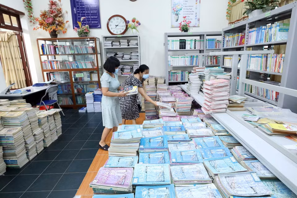 Giáo viên Trường Trung học Phổ thông Dân tộc nội trú tỉnh Lạng Sơn chuẩn bị sách giáo khoa tại Thư viện của Trường chuẩn bị đón năm học mới. (Ảnh: Anh Tuấn/TTXVN)