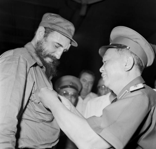 Đại tướng Võ Nguyên Giáp tặng Thủ tướng Cuba Fidel Castro huy hiệu Chiến sỹ Điện Biên Phủ, tối 13/9/1973, tại Hà Nội. (Ảnh: TTXVN)