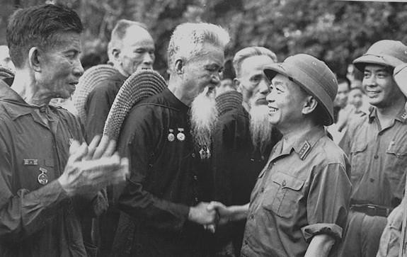 Đại tướng Võ Nguyên Giáp với các lão dân quân Hoằng Hóa (Thanh Hóa) từng bắn rơi máy bay Mỹ bằng súng trường trong chiến thắng Hàm Rồng, tại Lễ duyệt binh nhân ngày Quốc khánh 2/9/1973. (Ảnh: Tư liệu/TTXVN phát)