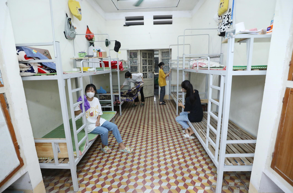 Học sinh Trường Trung học Phổ thông Dân tộc nội trú tỉnh Lạng Sơn lau dọn nơi ở nội trú chuẩn bị đón năm học mới. (Ảnh: Anh Tuấn/TTXVN)