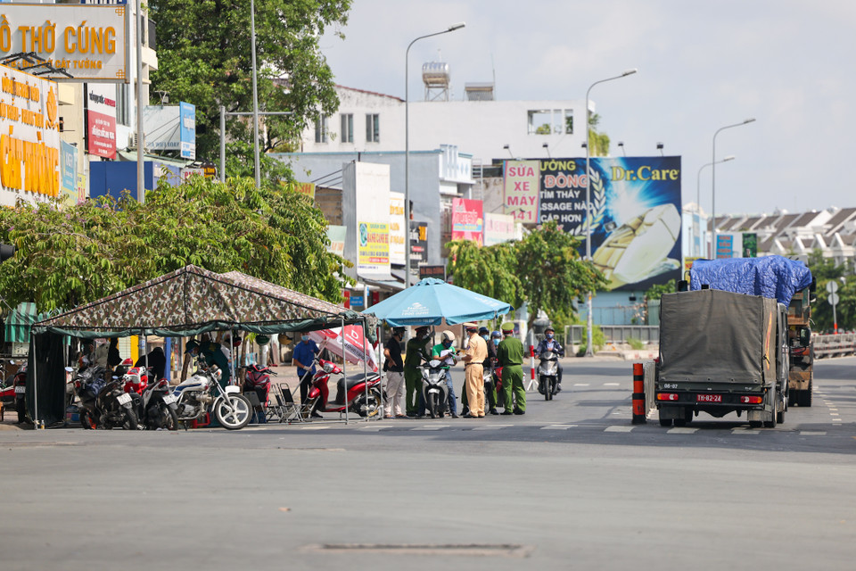 Lực lượng quân sự, biên phòng và công an thành phố sẽ phối hợp chặt chẽ với những cơ quan đơn vị liên quan thực hiện chốt chặn, tuần tra, kiểm soát người, phương tiện cũng như ở khu vực, trạm kiểm soát dịch bệnh. (Ảnh: Ngô Trần Hải An/Vietnam+)