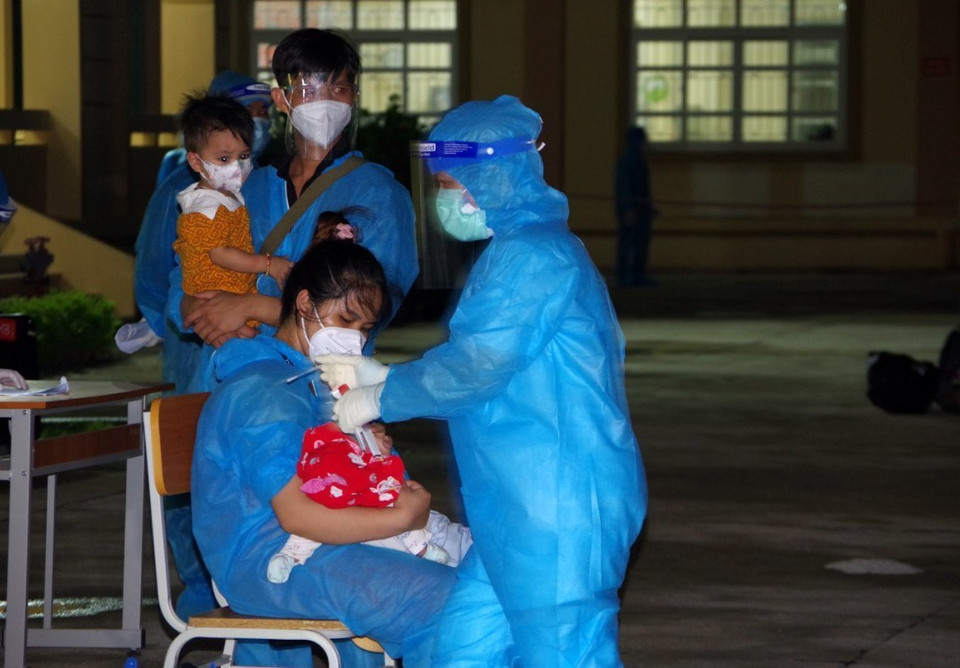 Các công dân trở về chờ lấy xét nghiệm, sàng lọc tại điểm cách ly tập trung trường Cao đẳng Nghề Hà Nam. (Ảnh: Đại Nghĩa/TTXVN)