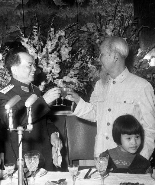 Chủ tịch Hồ Chí Minh và Đại tướng Võ Nguyên Giáp tại buổi chiêu đãi nhân kỷ niệm lần thứ 22 Ngày thành lập Quân đội Nhân dân Việt Nam (22/12/1966). (Ảnh: TTXVN)
