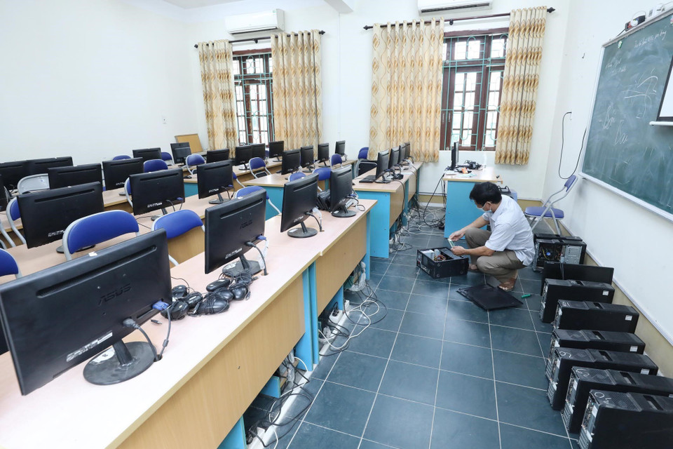 Giáo viên Trường Trung học Phổ thông Dân tộc nội trú tỉnh Lạng Sơn kiểm tra các máy tính của phòng học trước ngày tựu trường. (Ảnh: Anh Tuấn/TTXVN)