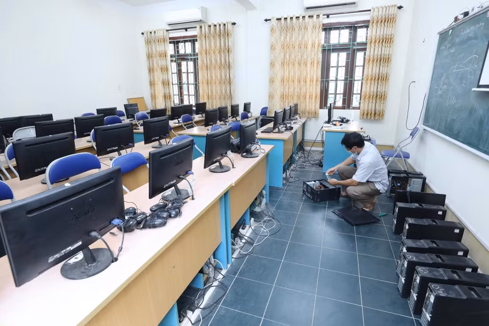 Giáo viên Trường Trung học Phổ thông Dân tộc nội trú tỉnh Lạng Sơn kiểm tra các máy tính của phòng học trước ngày tựu trường. (Ảnh: Anh Tuấn/TTXVN)