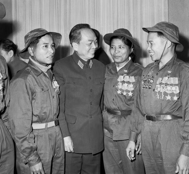 Đại tướng Võ Nguyên Giáp nói chuyện thân mật với các anh hùng, dũng sỹ miền Nam, tối 2/2/1971, tại Hà Nội. (Ảnh: Ngọc Khanh/TTXVN)