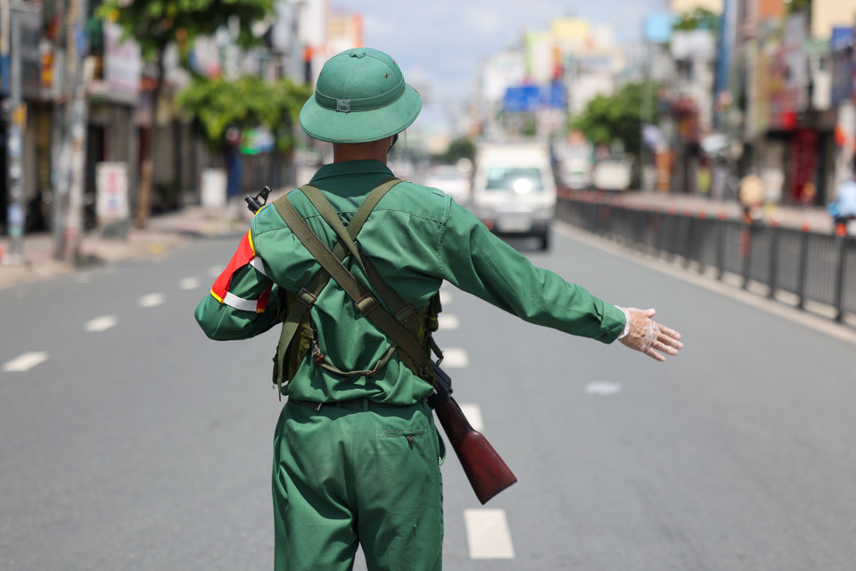 Lực lượng quân sự, biên phòng và công an TP sẽ phối hợp chặt chẽ với những cơ quan đơn vị liên quan thực hiện chốt chặn, tuần tra, kiểm soát người, phương tiện cũng như ở khu vực, trạm kiểm soát dịch bệnh. (Ảnh: Ngô Trần Hải An/Vietnam+)