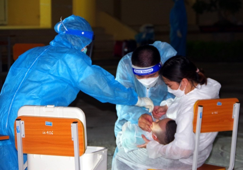 Các công dân trở về được lấy xét nghiệm, sàng lọc tại điểm cách ly tập trung trường Cao đẳng Nghề Hà Nam. (Ảnh: Đại Nghĩa/TTXVN)