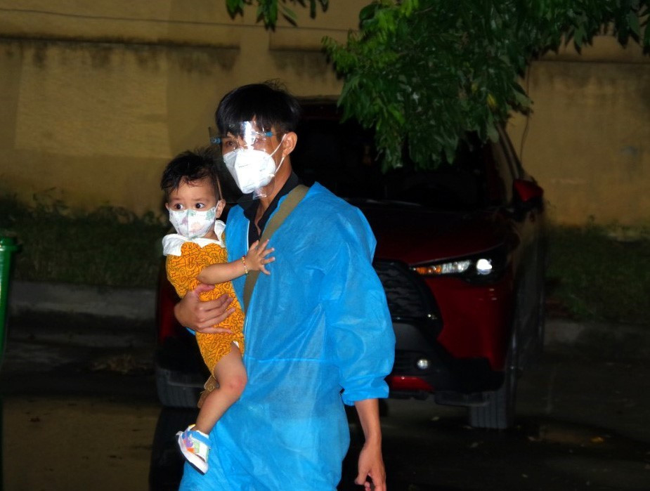 Trong 254 công dân trở về có rất nhiều trẻ em. (Ảnh: Đại Nghĩa/TTXVN)