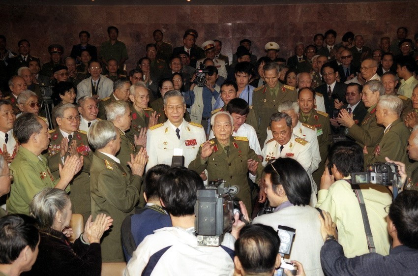  Đại tướng Võ Nguyên Giáp dự buổi gặp mặt đại diện chiến sỹ Điện Biên Phủ tại Bảo tàng Hồ Chí Minh, ngày 13/3/2004. (Ảnh: Trần Tuấn/TTXVN)