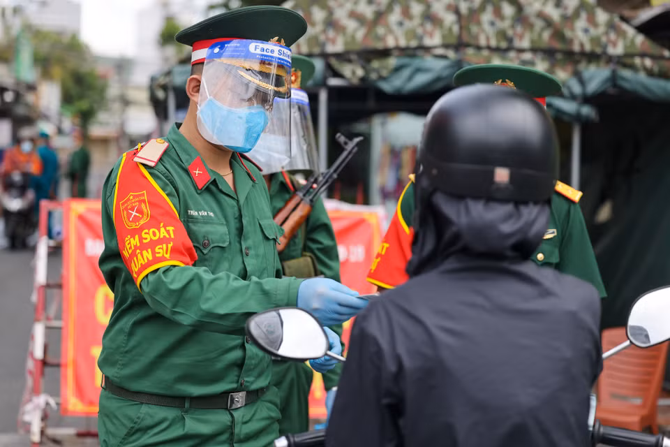 Lực lượng phối hợp đảm bảo xử lý nghiêm trường hợp vi phạm quy định giãn cách xã hội. (Ảnh: Ngô Trần Hải An/Vietnam+)