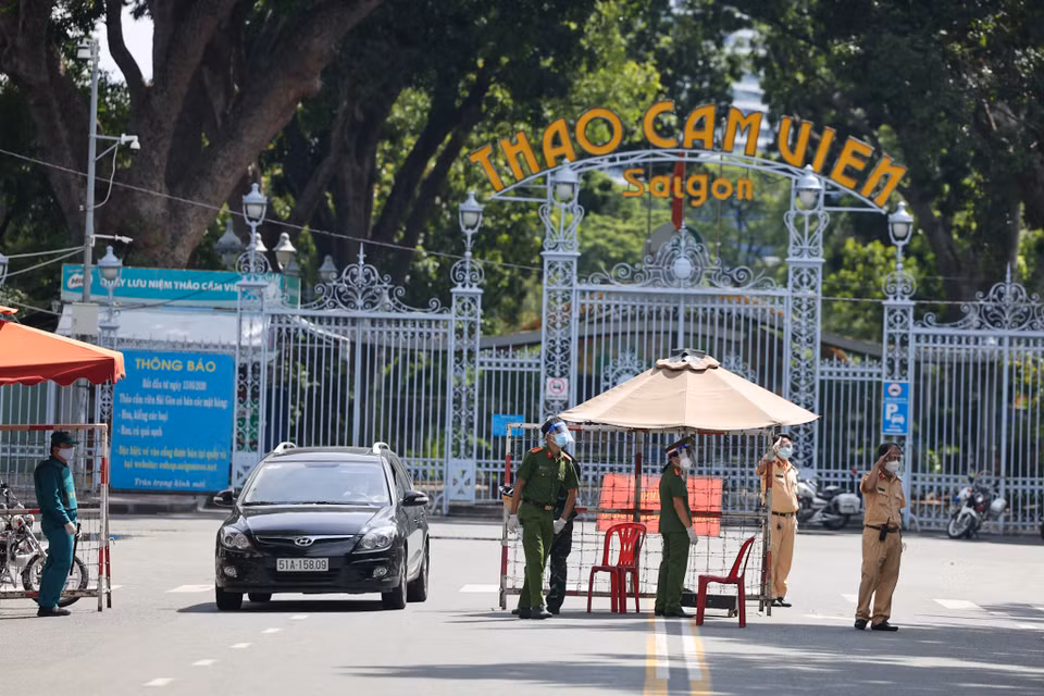Chốt chặn, tuần tra, kiểm soát người, phương tiện tại trạm kiểm soát dịch trước Thảo Cầm Viên. (Ảnh: Ngô Trần Hải An/Vietnam+)