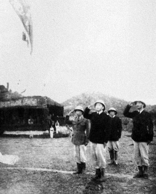 Đại tướng, Tổng Tư lệnh Võ Nguyên Giáp dự lễ thành lập Đại đoàn 308 Quân Tiên phong - đại đoàn chủ lực đầu tiên của QĐND Việt Nam, ngày 28/8/1949 tại Đồn Đu, huyện Phú Lương (Thái Nguyên). (Ảnh: Tư liệu/TTXVN phát)