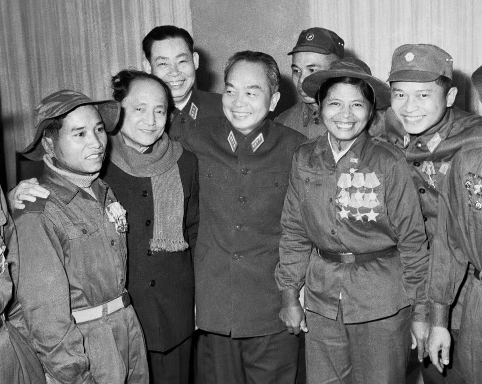 Ngày 12/2/1971, Đại tướng Võ Nguyên Giáp nói chuyện thân mật với các Anh hùng, dũng sĩ miền Nam ra miền Bắc dự Lễ kỷ niệm lần thứ 10 Ngày thống nhất các lực lượng vũ trang nhân dân giải phóng miền Nam Việt Nam. (Ảnh: Ngọc Khanh/TTXVN)