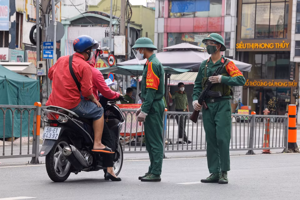 Bộ độ triển khai chốt chặn, kiểm soát việc thực hiện giãn cách xã hội ở Thành phố Hồ Chí Minh. (Ảnh: Nguyễn Trần Hải An/Vietnam+)