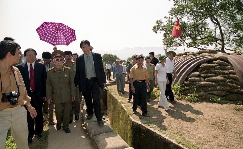 Đại tướng Võ Nguyên Giáp thăm lại hầm chỉ huy của Tập đoàn cứ điểm Điện Biên Phủ, sáng 20/4/2004. (Ảnh: Trần Tuấn/TTXVN)