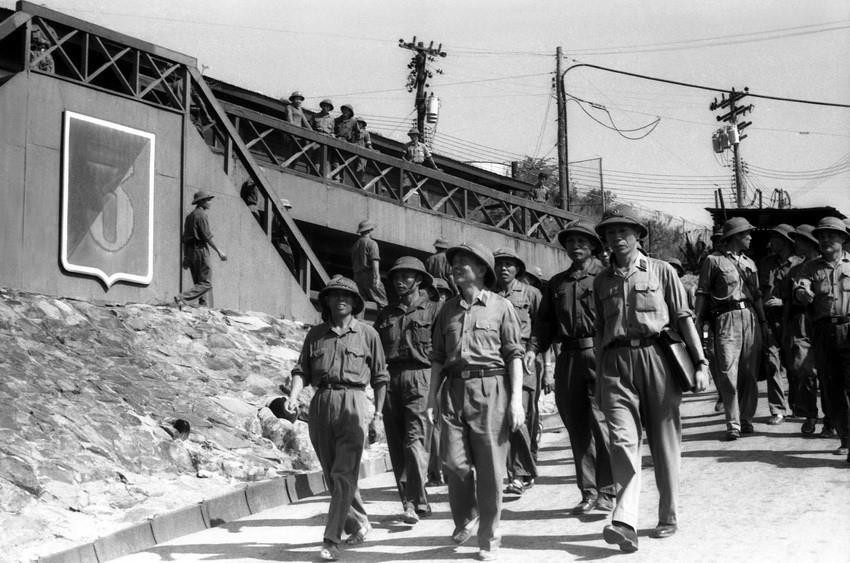 Đại tướng Võ Nguyên Giáp thăm căn cứ Khánh Hòa, trước đây là Sở chỉ huy Sư đoàn 3 quân Ngụy Sài Gòn (Đà Nẵng), ngày 7/5/1975. Đây là chuyến thăm miền Nam đầu tiên sau ngày giải phóng của Đại tướng. (Ảnh: Nguyễn Dĩnh/TTXVN)