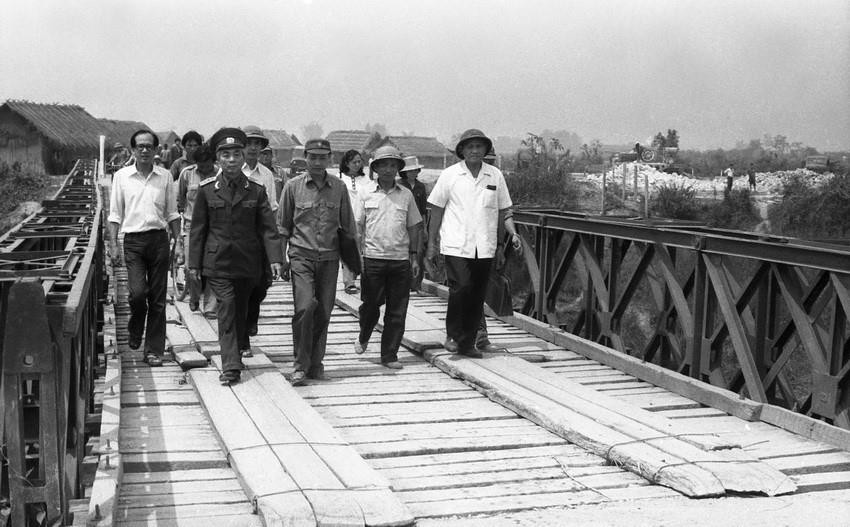 Đại tướng Võ Nguyên Giáp, Ủy viên Trung ương Đảng, Phó Chủ tịch Hội đồng Bộ trưởng thăm cầu Mường Thanh nhân kỷ niệm 30 năm Ngày chiến thắng Điện Biên Phủ (tháng 5/1984). (Ảnh: Kim Hùng/TTXVN)