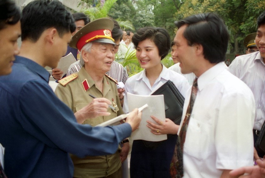 Đại tướng Võ Nguyên Giáp nói chuyện với Thanh niên Thủ đô nhân buổi gặp mặt Tuổi 20 với Đại thắng mùa xuân 1975, ngày 21/04/1995, tại Cung văn hóa thể thao thanh niên Hà Nội. (Ảnh: Đình Trân/TTXVN)