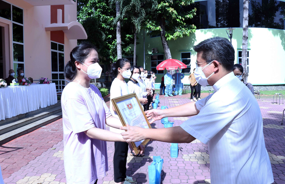 Linh mục Giuse Đào Nguyên Vũ, Chánh văn Phòng Hội đồng Giám mục Việt Nam trao giấy biểu dương tri ân các tình nguyện viên tôn giáo đã hoàn thành nhiệm vụ. (Ảnh: Xuân Khu/TTXVN)