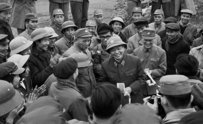 Nhân dịp đầu năm mới (tháng 1/1973), Đại tướng Võ Nguyên Giáp đến thăm, nói chuyện với các chiến sĩ tự vệ khu phố K và T Hà Nội, đơn vị đã dũng cảm mưu trí, bắn rơi máy bay E.111 của Mỹ đêm 22/12/1972. (Ảnh: Ngọc Quán/TTXVN)