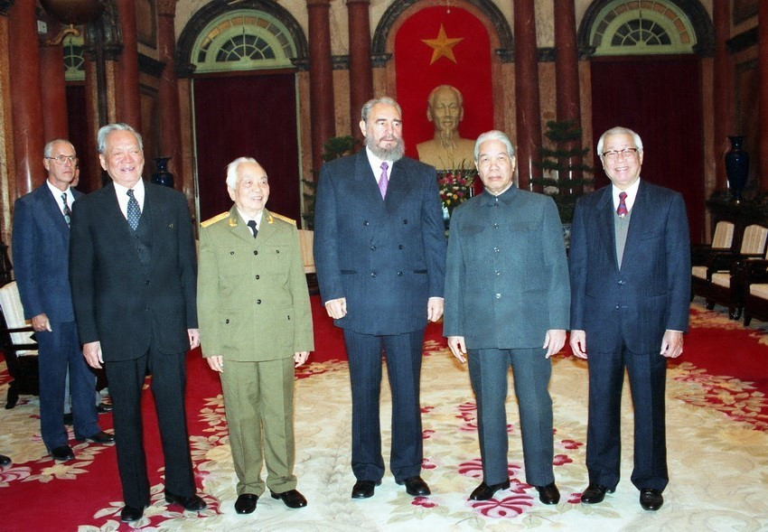 Tối 08/12/1995, tại Phủ Chủ tịch, Tổng Bí thư Đỗ Mười, Chủ tịch nước Lê Đức Anh, Thủ tướng Võ Văn Kiệt, Đại tướng Võ Nguyên Giáp dự buổi chiêu đãi trọng thể Chủ tịch Fidel Castro và các vị cùng đi. (Ảnh: Minh Điền/TTXVN)