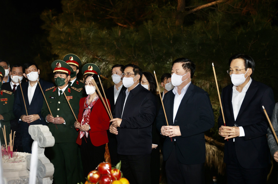 Thủ tướng Phạm Minh Chính và các đại biểu dâng hương tưởng niệm Đại tướng Võ Nguyên Giáp tại Quảng Bình. (Ảnh: Dương Giang/TTXVN)