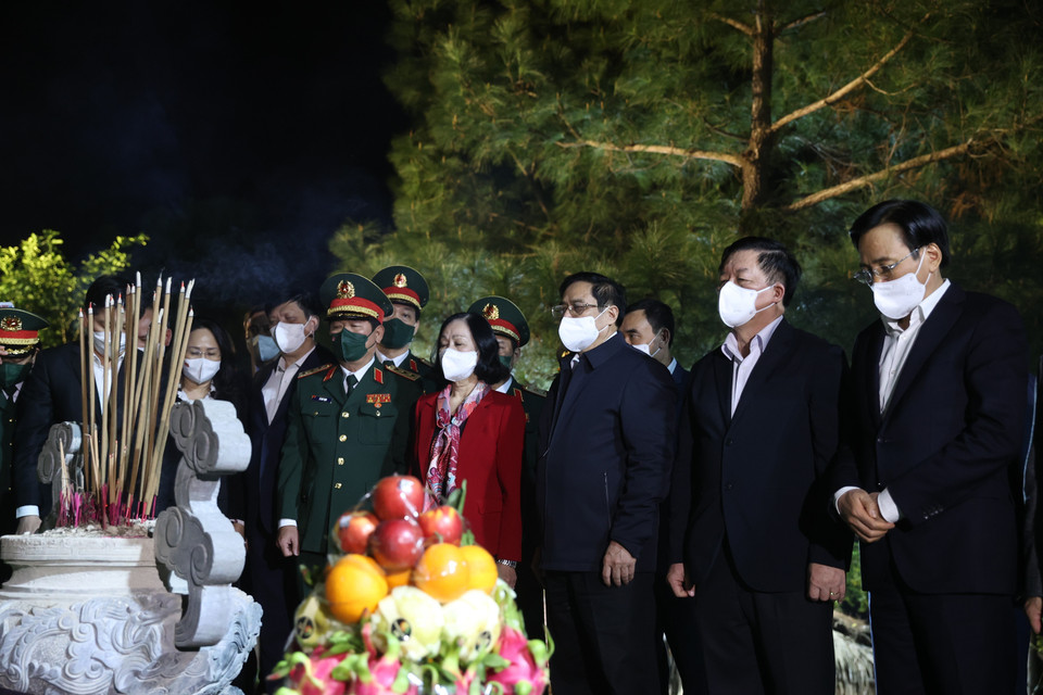 Thủ tướng Phạm Minh Chính và các đại biểu dâng hương tưởng niệm Đại tướng Võ Nguyên Giáp tại Quảng Bình. (Ảnh: Dương Giang-TTXVN)