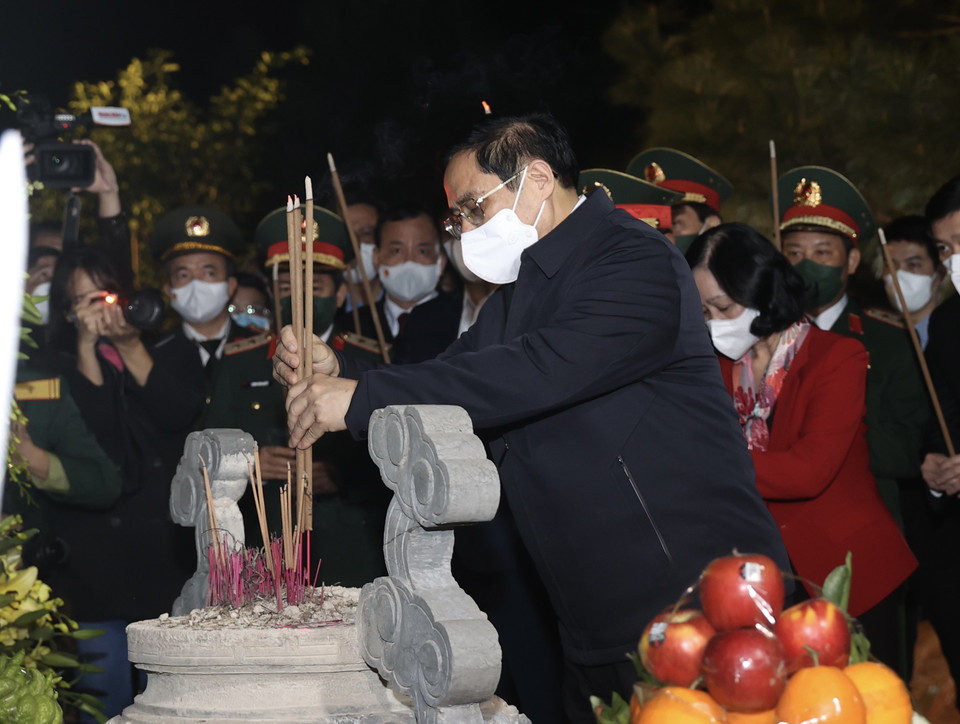 Thủ tướng dâng hương tưởng niệm Đại tướng Võ Nguyên Giáp tại Quảng Bình. (Ảnh: Dương Giang/TTXVN)