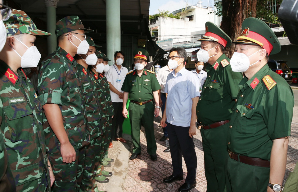 Phó Thủ tướng Vũ Đức Đam thăm, kiểm tra Tổ quân y lưu động. (Ảnh: Hồng Pha/TTXVN phát)