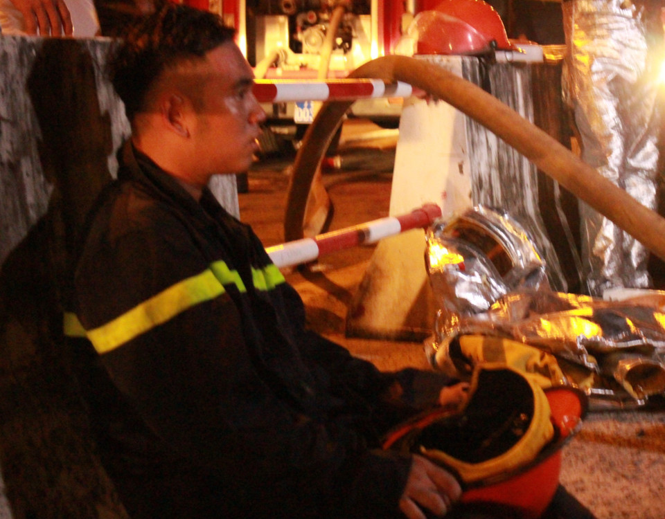 Nghỉ ngơi lấy lại sức để tiếp tục chữa cháy. (Ảnh: Phan Sáu/TTXVN)