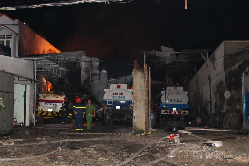 Hiện trường vụ cháy, có khoảng 4 – 5 chiếc xe bồn đã bị bắt lửa nhưng đám cháy đã cơ bản được khống chế. (Ảnh: Phan Sáu/TTXVN)