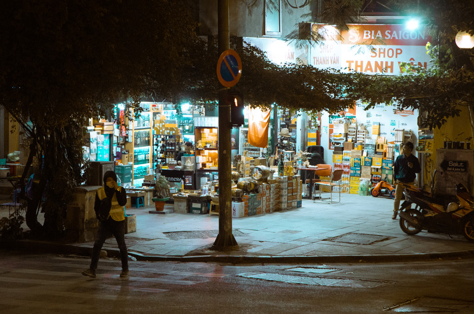 Hình ảnh một góc vỉa hè về ban đêm tuy rất đỗi đời thường nhưng lại khác lạ khi nhìn từ trên xuống. (Ảnh: Minh Hiếu/Vietnam+)