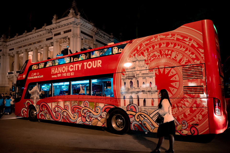 Hanoi City Tour ban đêm có điểm đầu khởi hành từ Nhà Hát Lớn Hà Nội, sau đó đi qua các địa điểm nổi tiếng như Hồ Hoàn Kiếm, Bảo tàng Lịch sử Quân sự Việt Nam, Lăng Chủ tịch Hồ Chí Minh, Hồ Tây, Hoàng Thành Thăng Long… Chỉ mất khoảng hơn 1 giờ đồng hồ di chuyển, khách có thể tham quan hầu hết các địa điểm đặc trưng của Thủ đô. (Ảnh: Minh Hiếu/Vietnam+)