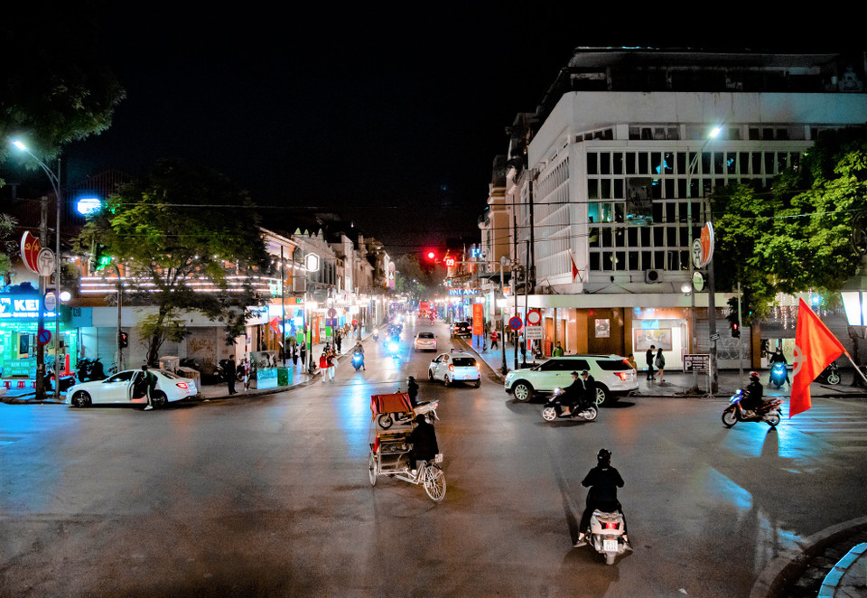 Một Hà Nội lung linh huyền ảo với những ánh đèn đủ màu cùng không gian vượt tầm mắt. (Ảnh: Minh Hiếu/Vietnam+)